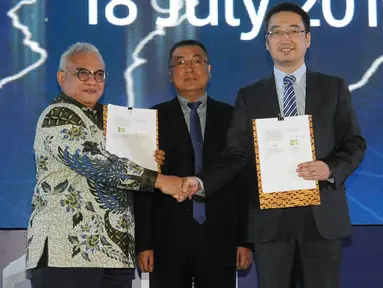 Dirjen BINALATTAS Kemenaker Bambang Satrio Lelono (kiri) dan VP Organization Transformation Huawei Indonesia Albert Yang (kanan) usai MoU Pelatihan Telekomunikasi SmartGen, di Jakarta, Kamis(18/7/2019). 1.000 lulusan SMK dibawah BBLK Kemenaker mendapat pelatihan dan sertifikasi.(Liputan6.com/HO/Adi)