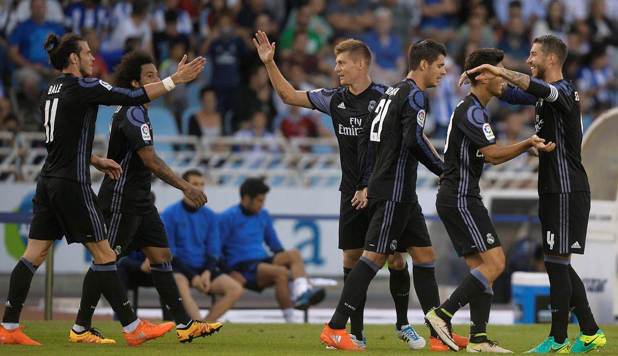 Para pemain Real Madrid merayakan keberhasilan menaklukkan Real Sociedad. Kemenangan ini membawa Madrid ke posisi dua klasemen, satu tingkat di bawah Barcelona. (Reuters/Vincent West)