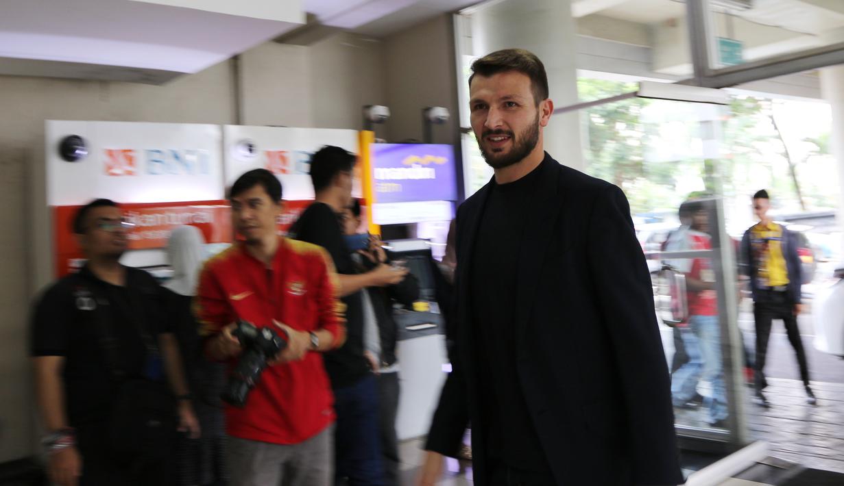 Pemain baru Persija Jakarta, Marco Motta, saat tiba di Kantor Persija, Kuningan, Jakarta, Senin, (3/2/2020). Mantan pemain Juventus dan AS Roma ini akan menjadi andalan di lini pertahanan Macan Kemayoran musim depan. (Bola.com/M Iqbal Ichsan)