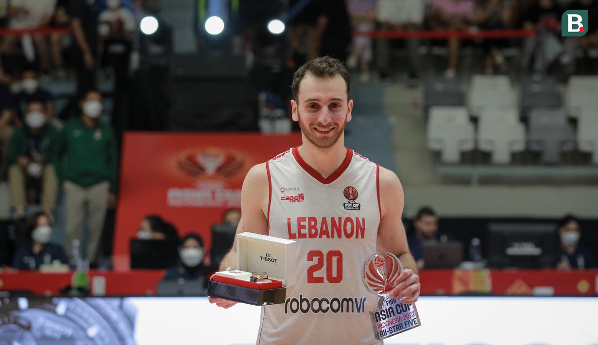 Pemain Timnas Basket Lebanon, Wael Arakji mendapatkan penghargaan sebagai Most Valuable Player (MVP) sekaligus FIBA Asia Cup 2022 All-Star Five di Istora Senayan, Jakarta, Minggu (24/07/2022). Ia tercatat telah membukukan 26,0 poin, 3,2 rebound, 4,0 assist, dan 1,8 steal per gim. (Bola.com/Bagaskara Lazuardi)