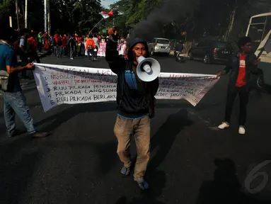 Puluhan mahasiswa Universitas Bung Karno (UBK) menggelar aksi unjuk rasa menolak UU Pilkada, Jakarta, (2/10/14). (Liputan6.com/Johan Tallo)