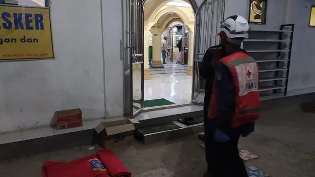 Petugas mengevakuasi mayat bayi yang ditemukan di depan Masjid Al Jihad, Kelurahan Kalibaru, Kecamatan Cilodong, Kota Depok. Jasad bayi ini pertama kali ditemukan sejumlah santri saat hendak mengambil karpet masjid. (istimewa)