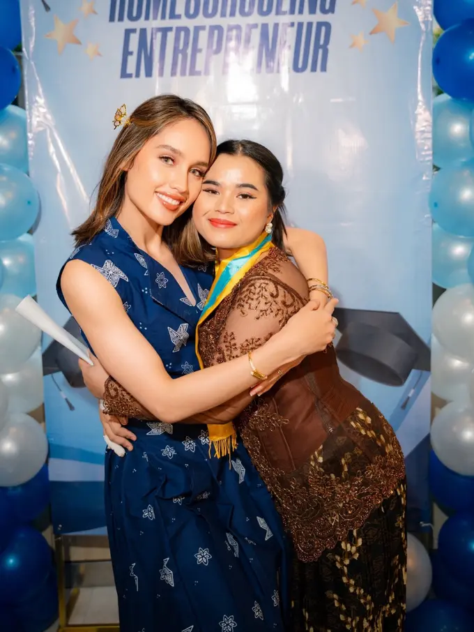 Cinta Laura Kiehl Tampil Anggun Effortless dengan Dress Batik di Wisuda SMA Karyawannya