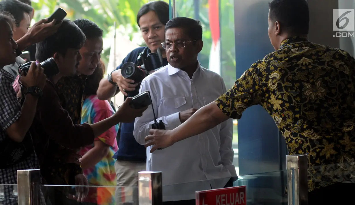 Mantan Mensos dan Sekjen Partai Golkar Idrus Marham tiba untuk menjalani pemeriksaan oleh penyidik KPK, Jakarta, Jumat (31/8). Idrus Marham diperiksa sebagai tersangka kasus menerima suap Rp 4,8 miliar proyek PLTU Riau-1. (Merdeka.com/Dwi Narwoko)