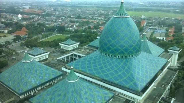 Gambar Bendera Merah Putih Berkibar Menara Masjid Agung Surabaya Gambar  Islami