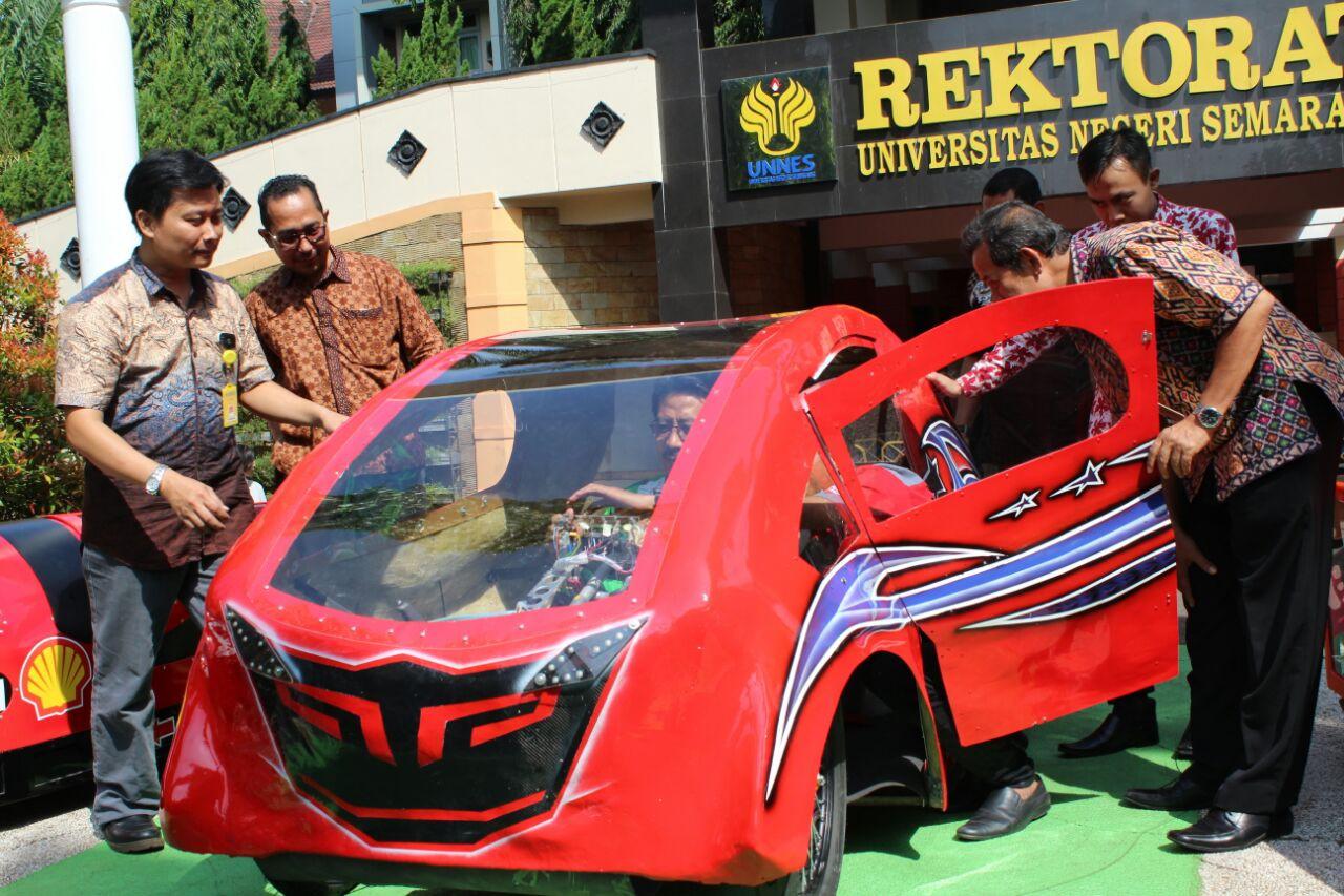 Obrolan mengkhayal yang sudah mewujud mobil hemat BBM ini diperiksa dan dipamerkan di depan rektorat. (foto : Liputan6.com/niken/edhie prayitno ige)