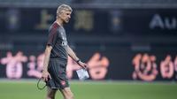 Pelatih Arsenal, Arsene Wenger, memimpin latihan anak asuhnya di Shanghai, Selasa (18/7/2017). Arsenal akan menghadapi Bayern Munchen pada laga International Champions Cup. (AFP/Johannes Eisele)