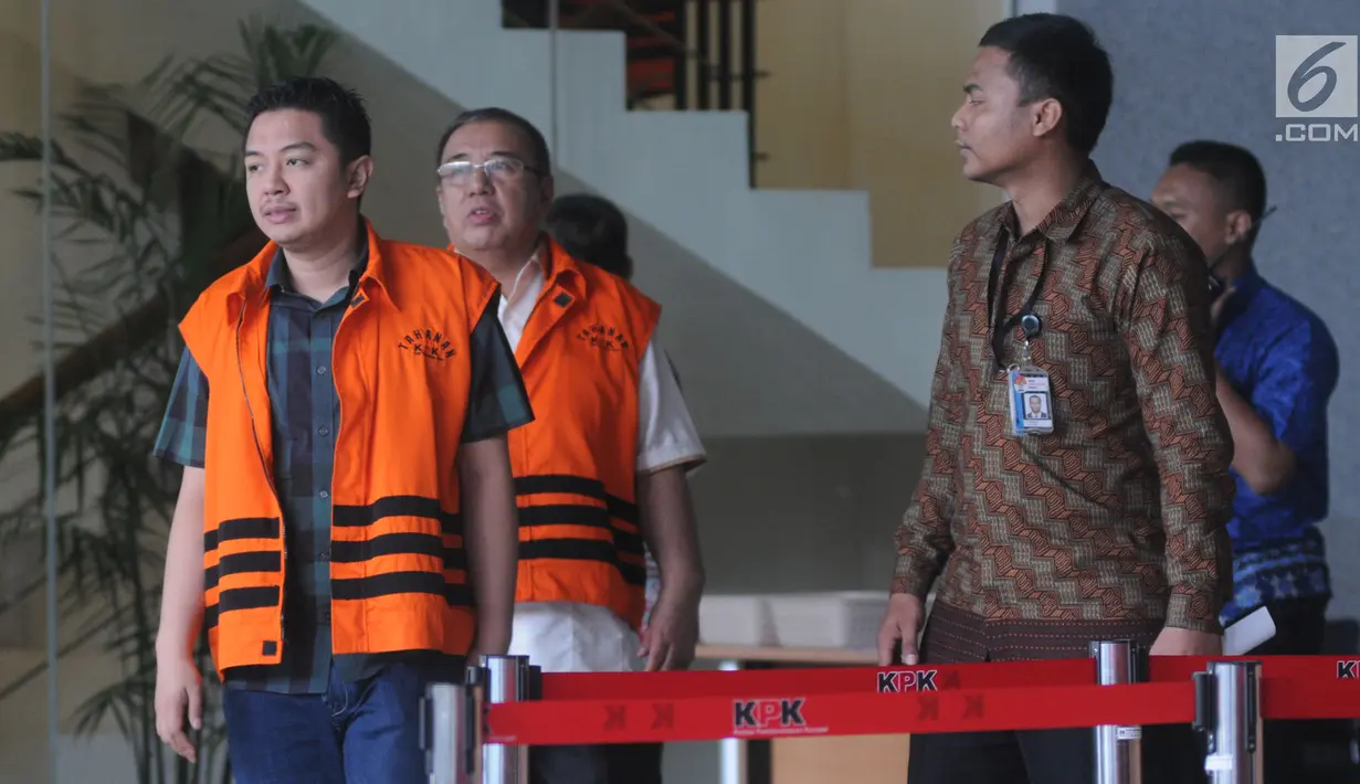 Tersangka Wali Kota Kendari Adriatma Dwi Putra (depan) berjalan seusai menjalani pemeriksaan di gedung KPK, Jakarta, Kamis (19/4). Adriatma diperiksa terkait kasus suap pengadaan barang dan jasa di Pemkot Kendari tahun 2017-2018 (Merdeka.com/Dwi Narwoko)