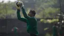 Kiper Awan Setho, menangkap bola saat mengikuti latihan untuk seleksi Timnas Indonesia U-19. (Bola.com/Vitalis Yogi Trisna)