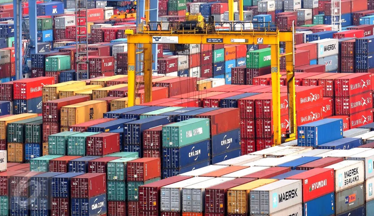 Suasana bongkar muat di Jakarta International Contener Terminal (JICT),Tanjung Priok, Jakarta, Selasa (15/9/2015). Nilai ekspor Indonesia Agustus 2015 mencapai US$12,70 M atau meningkat 10,79 persen dibanding ekspor Juli 2015. (Liputan6.com/Angga Yuniar)