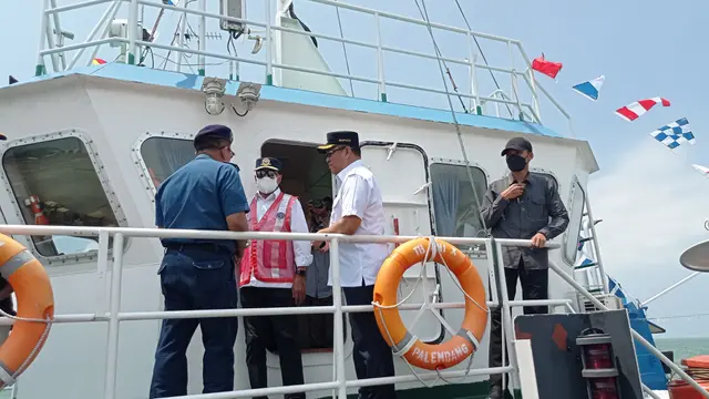Ruksamin saat berbincang dengan Menteri Perhubungan RI Budi Karya Sumadi, saat meninjau terminal khusus angkutan nikel di Konawe Utara.(Liputan6.com/Ahmad Akbar Fua)
