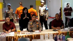 Karo Penmas Divisi Humas Mabes Polri Brigjen pol Ahmad Ramadhan (tengah) bersama Kasubdit 1 Dittipidnarkoba Bareskrim Polri, Kombes Pol Jean Calvijn Simanjuntak (kedua kiri) dan Wadirtipidnarkoba Bareskrim Polri Kombes Jayadi (kedua kanan) menggelar konferensi pers tindak pidana home industri narkotika jenis sabu di Apartemen Vittoria Residence, Rawa Buaya, Jakarta Barat, Jumat (23/6/2023). (Liputan6.com/Johan Tallo)