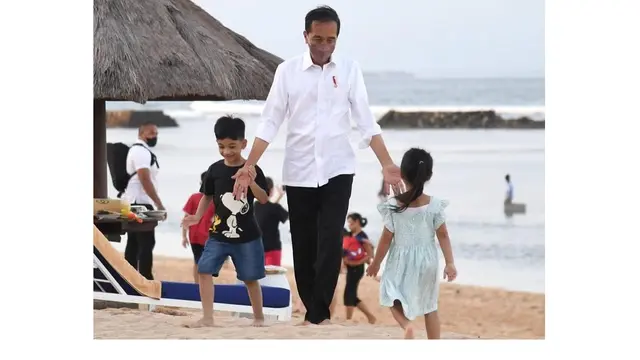 6 Momen Jokowi Libur Lebaran Bareng Cucu, Lepas Penat di Pantai Bali
