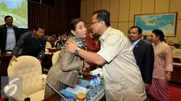 Menteri Kelautan Dan Perikanan Susi Pudjiastuti berjabat tangan dengan Ketua Komisi IV DPR Edi Prabowo sebelum Rapat Kerja (Raker) dengan Komisi IV DPR, Jakarta, Rabu (27/1). (Liputan6.com/Johan Tallo)