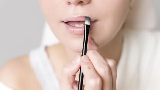 Lip liner dapat membentuk bibir dan membuat warna lebih merata