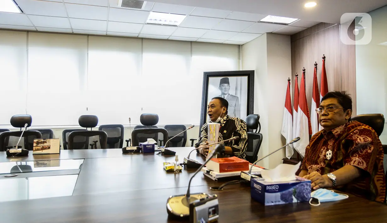 Ketua Fraksi PDIP DPR Utut Adianto (kanan) dan Sekretaris Fraksi Bambang Wuryanto memberikan keterangan soal pencopotan Rieke Diah Pitaloka dari jabatan Wakil Ketua Badan Legislasi (Baleg) DPR di Kompleks Parlemen Senayan, Jakarta. Kamis (9/7/2020). (Liputan6.com/Johan Tallo)
