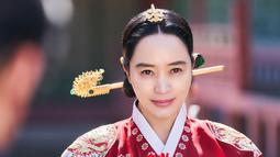 tvN merilis still cut Kim Hye Soo sebagai Ratu Hwaryeong. Dia harus menjaga putranya yang bermasalah dan telah menyebabkan sang ratu kehilangan martabatnya. (Foto: Instagram/ tvn_drama)