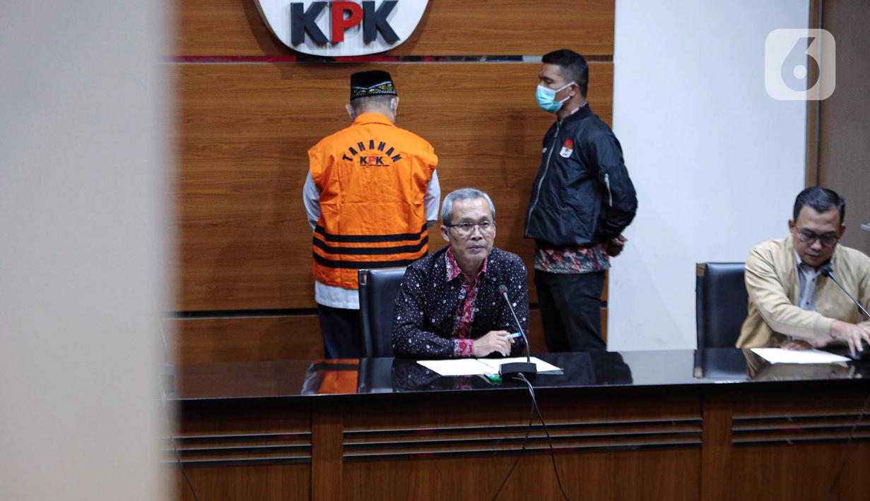 Mantan Bupati Sidoarjo Saiful Ilah (kiri) dihadirkan dalam konferensi pers usai diperiksa di Gedung Merah Putih KPK, Jakarta, Selasa (7/3/2023). Saiful Ilah kembali ditahan KPK dalam kasus suap gratifikasi pemerintahan Kabupaten Sidoarjo, Jawa Timur. (Liputan6.com/Faizal Fanani)