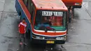 Angkutan Metromini menunggu penumpang di Terminal Blok M, Jakarta, Jumat (12/4). Sebanyak 312 bus sedang yang akan bekerja sama dengan Jak Lingko didapat dari empat operator yaitu Metromini, Kopaja, Kopami, dan Koantas Bima. (Liputan6.com/Immanuel Antonius)
