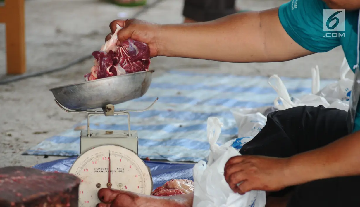 Petugas menimbang daging kurban di Lapangan Masjid Al Azhar, Jakarta, Jumat (1/9). Masjid Al Azhar Jakarta memotong dan mendistribusikan ratusan hewan kurban pada Hari Raya Idul Adha 1438 H. (Liputan6.com/Helmi Fithriansyah) 