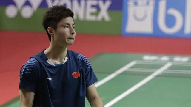 Tunggal putra China, Shi Yuqi, tampak kecewa usai dikalahkan tunggal Indonesia. (Bola.com/M. Iqbal Ichsan)