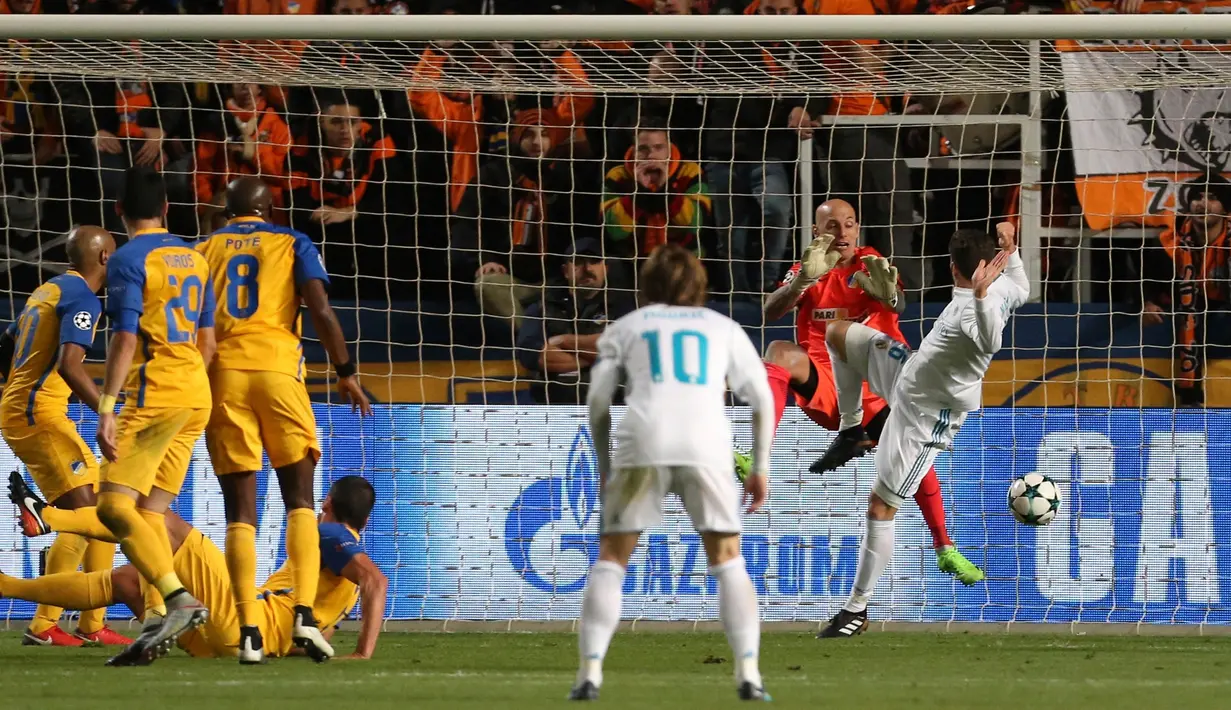 Pemain Real Madrid, Nacho (kanan) berhasil mencetak gol ke gawang APOEL Nicosia pada matchday kelima Liga Champions di Stadion GSP, Selasa (21/11). Klub berjuluk Los Blancos tersebut menang telak dengan skor 6-0. (AP/Petros Karadjias)