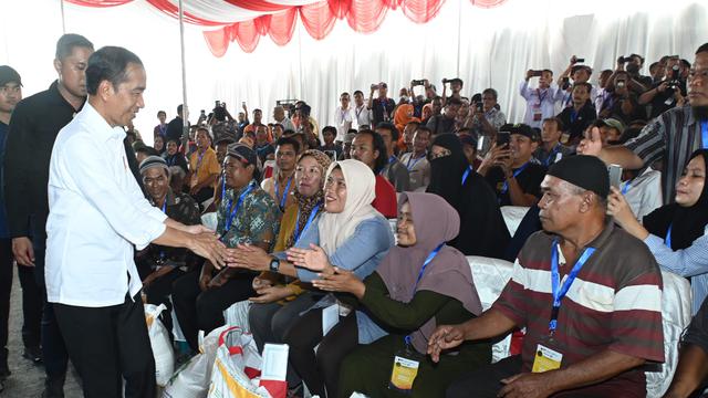 Presiden Jokowi menyerahkan bantuan pangan cadangan beras pemerintah di Kompleks Pergudangan Bulog Bakaran Batu, Kabupaten Labuhanbatu, Sumatra Utara, Jumat (15/3/2024).