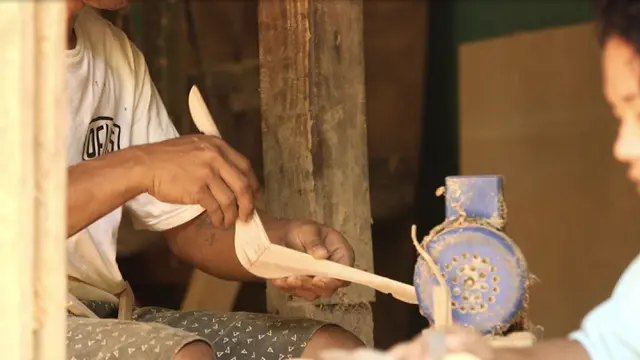 Karyawan Pengrajin Hanger Kayu