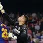 Aksi kiper Villarreal, Sergio menghalau bola dari kejaran pemain Barcelona, Thomas Vermaelen pada laga La Liga Santander di Camp Nou stadium, Barcelona, (9/5/2018). Barcelona menang telak 5-1. (AFP/Pau Barrena)