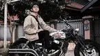 Aktor kelahiran 15 Oktober 1994 memang suka dengan dunia otomotif. Ia memiliki hobi motoran dengan motor-motor gede yang dimilikinya. Kesukaan Arbani ini senada dengan peran terbaru yang akan diperankannya di Ancika 1995 yakni sebagai Dilan. (Liputan6.com/IG/arbaniyasiz)