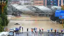 Sebuah jalan yang tergenang banjir di Kota Jishou, Prefektur Otonom Etnis Tujia dan Miao Xiangxi, Provinsi Hunan, China tengah (8/7/2020). Hujan lebat mengguyur sejumlah daerah di Xiangxi pada Rabu (8/7) pagi waktu setempat. (Xinhua/Liu Zhenjun)