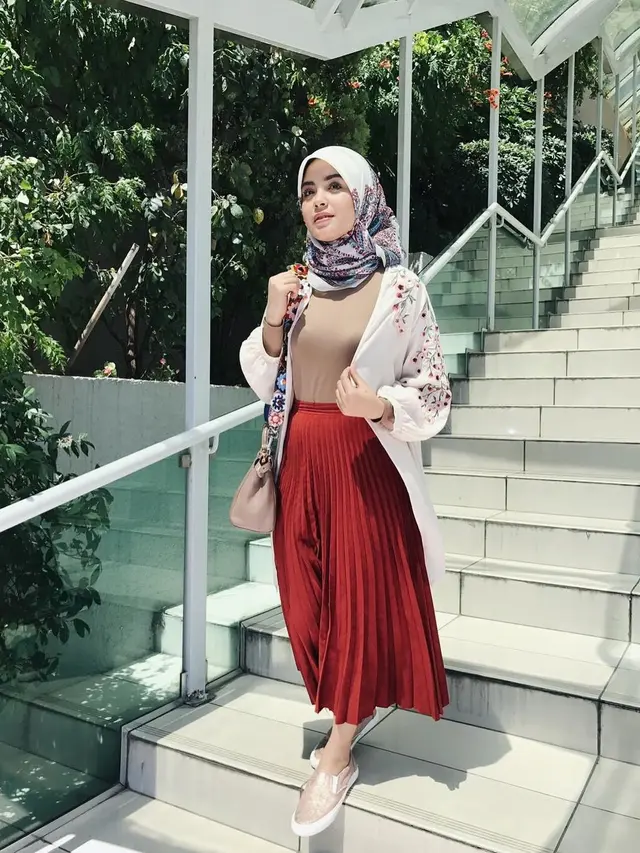 [Bintang] 8 Potret Cantik Vebby Palwinta Saat Berhijab