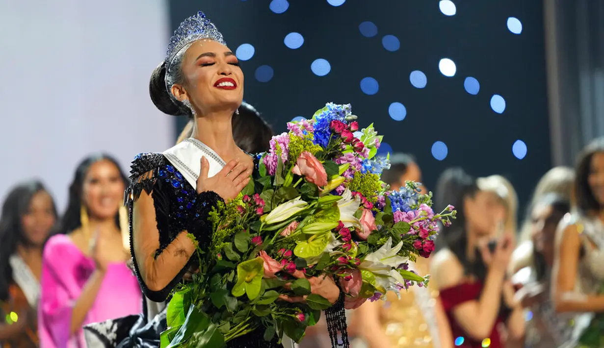 <p>Reaksi Miss USA R'Bonney Gabriel saat dia dinobatkan sebagai Miss Universe 2022 pada kontes kecantikan Miss Universe di New Orleans, Amerika Serikat, 14 Januari 2023. R'Bonney Gabriel dinobatkan sebagai Miss Universe 2022 sementara runner up pertama jatuh kepada Miss Venezuela Amanda Dudamel dan runner up kedua jatuh kepada Miss Dominican Republic Andre&iacute;na Mart&iacute;nez. (AP Photo/Gerald Herbert)</p>