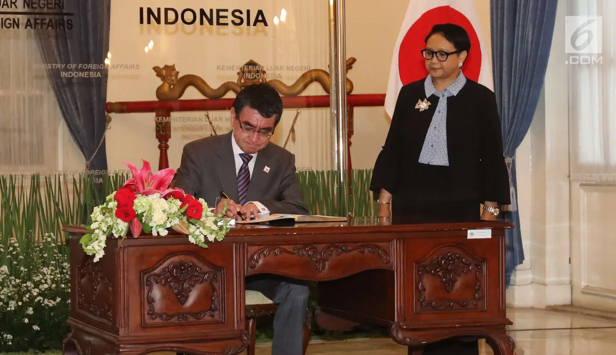 Menlu RI Retno Marsudi menyaksikan Menteri Luar Negeri Jepang Taro Kono menandatangani berkas di Gedung Pancasila, Jakarta, Senin (25/6). Bagi Kono, kunjungan ini merupakan yang pertama sejak dia diangkat menjadi Menlu. (Liputan6.com/Angga Yuniar)