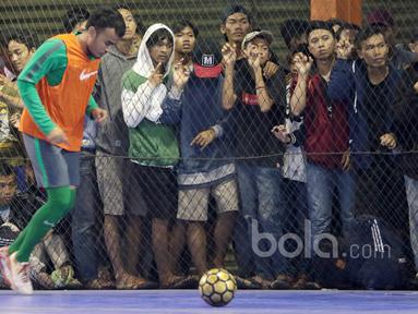 Randy Satria melakukan pemanasan sebelum turun melawan IPC Pelindo pada laga Uji Coba jelang AFF Futsal Championshi 2016 di Tifosi Sport Center, Jakarta Timur, (15/12017). Timnas menang 8-5. (Bola.com/Nicklas Hanoatubun)