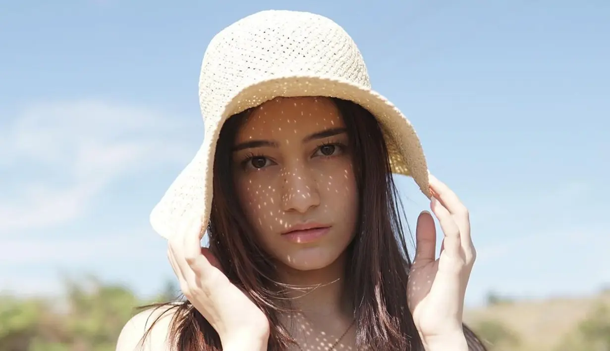 <p>Berpose memegangi topi dan memandang kamera dengan lekat-lekat, semakin membuat Dannia terlihat cantik. Aura kecantikannya begitu terpancarkan hingga banyak orang terpesona. Tidak heran, kini Dannia memiliki banyak penggemar. (Liputan6.com/IG/@danniasalsabilla)</p>
