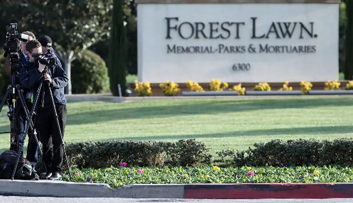 Suasana duka semakin terasa saat upacara pemakaman Carrie dan Debbie. Air mata pun tak henti mengalir dari setiap pelayat yang menyaksikan detik-detik pemakaman ibu dan anak tersebut. (AFP/Bintang.com)