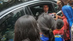 Sejumlah anak saat berebut mengambil buku yang dibagikan Presiden Joko Widodo (Jokowi)  di Jalan Cicendo, Bandung, Jumat (24/4/2015). (Liputan6.com/Faizal Fanani)