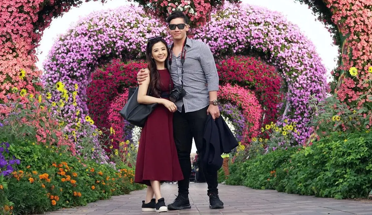 Betapa romantisnya foto dari Franda dan Samuel Zylgwyn ini. Suasana romantis semakin romantis dengan background bunga berbentuk hati. (foto: instagram.com/frandaaa87)
