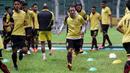 Yoo Hyun-goo tengah serius berlatih daya tahan fisik jelang laga Torabika SC 2016 melawan Persija Jakarta di Stadion Utama Gelora Bung Karno, Kamis (23/6/2016). (Bola.com/Nicklas Hanoatubun)