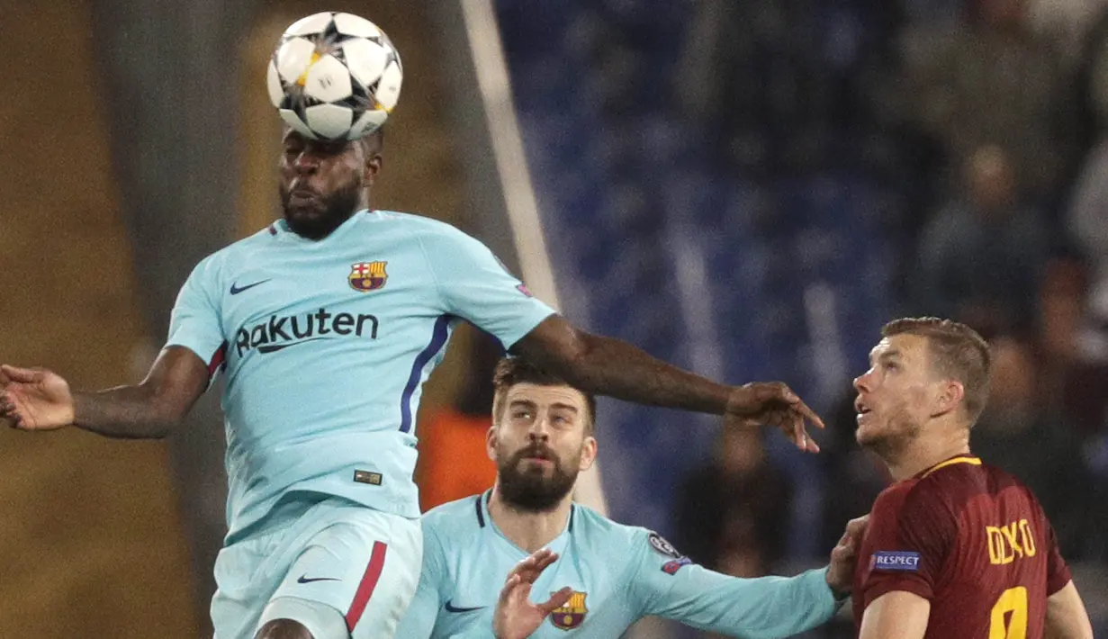Bek Barcelona, Samuel Umtiti, menyundul bola saat melawan AS Roma pada laga leg kedua perempat final Liga Champions, di Stadion Olimpico, Selasa (10/4/2018). AS Roma menang 3-0 atas Barcelona. (AP/Gregorio Borgia)
