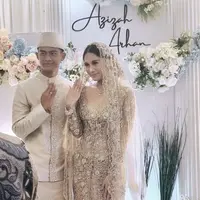 Arhan tampil dengan beskap berpayet warna kecoklatan yang serasi dengan peci yang ia kenakan di hari bahagianya tersebut. [@asnawi_bnr]