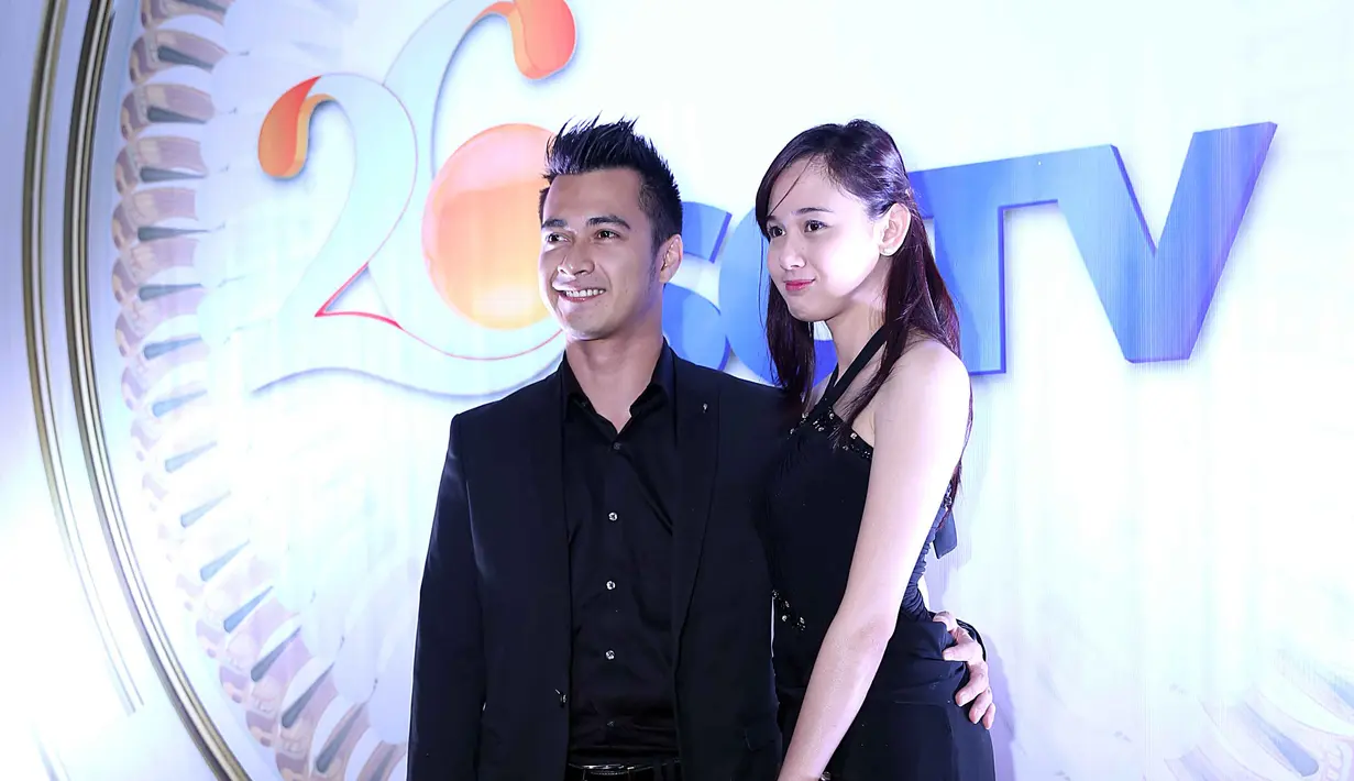 Pada malam puncak HUT SCTV ke-26 yang digelar di Istora Senayan Jakarta, 24 Agustus silam pemeran Eza Gionino memperkenalkan pacar barunya, Meiza Aulia alias Echa. (Nurwahyunan/Bintang.com)
