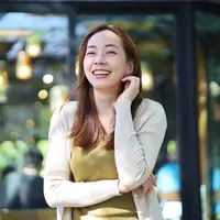 ilustrasi perempuan tertawa bahagia/Mallika Home Studio/Shutterstock