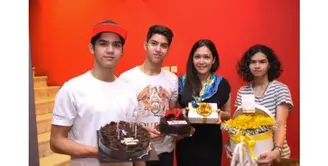 Rabu (27/01) Maia Estianty genap berusia 40 tahun, ucapan selamat datang dari sahabat dan juga tiga buah hatinya Al, El dan Dul. Seperti apa ekspresi Maia Estianty mensyukuri usia barunya? Simak foto-fotonya di Bintang.com