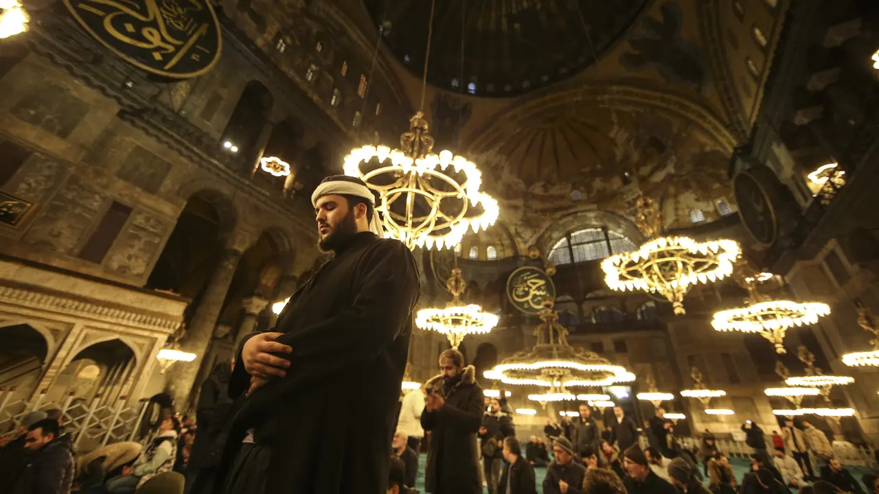 Sholat Tarawih Pertama di Masjid Hagia Sophia Turki