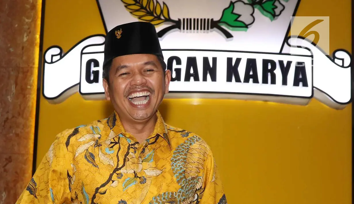 Ketua DPD partai Golkar Dedi Mulyadi berpose untuk fotografer seusai menghadiri rapat internal pimpinan DPD Golkar Provinsi di Jakarta, Senin (20/11). Rapat digelar usai Ketua Umum Setya Novanto resmi menjadi tahanan KPK. (Liputan6.com/Angga Yuniar)