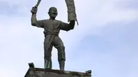 Monumen Pahlawan Nasional Thomas Matulessy atau Kapitan Pattimura di kawasan Pattimura Park, Lapangan Merdeka Ambon, Maluku. (Liputan6.com/Abdul Karim)