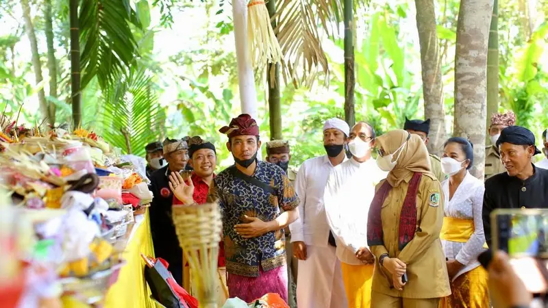 Bupati Banyuwangi Ipuk Fiestiandani (Kiri0 memantau pelaksanaan ngaben massal yang dilakukan umat Hindu Banyuwangi (Istimewa)