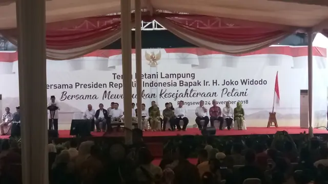 Presiden Joko Widodo atau Jokowi bertemu petani di Dusun Pelayangan, Desa Pujodadi, Lampung.